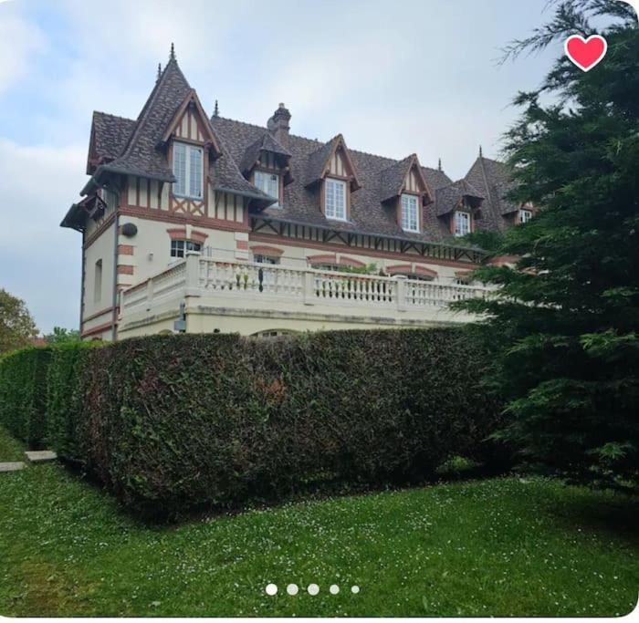 Un Appartement Dans Un Chateau Deauville Exterior photo
